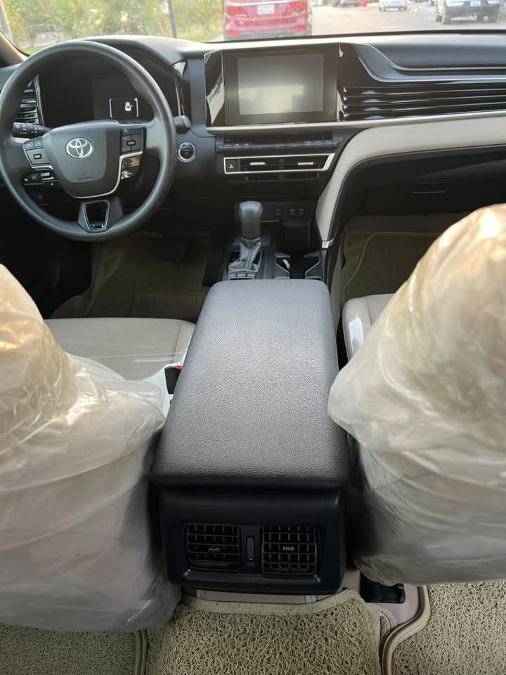 للبيع كامري خليجية 2025 وكالة عبد اللطيف 
هايبرد وبانزين مكفوله ماشيه 21000 الف
السعر 245$ ورقه رقم بغداد بسمي شرط التحويل 
المكان بغداد المنصور او حي العدل
الاتصال ***********
