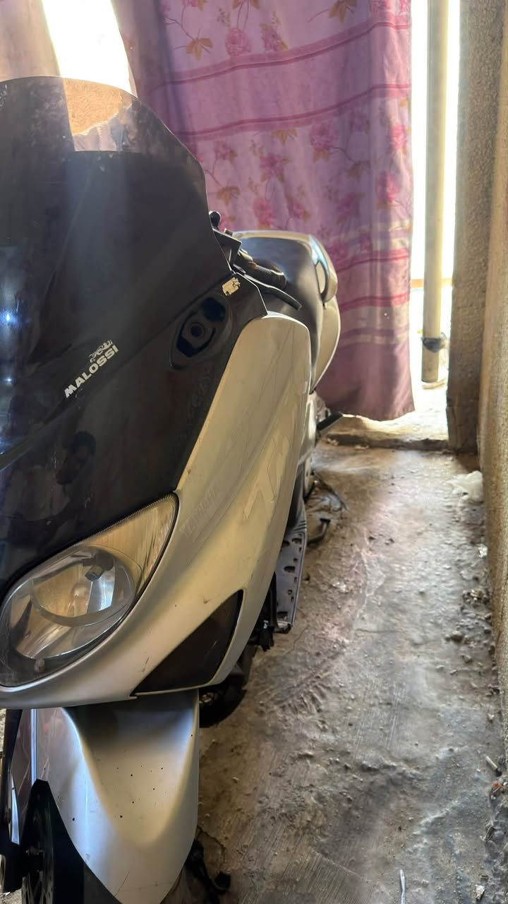 السلام عليكم
Tmax 2008

دراجه كامله مكمله بس نوزل شويه تعبان

رايده ب15$ 

تجي تاخده من باب بيت وتفحص على راحتك
