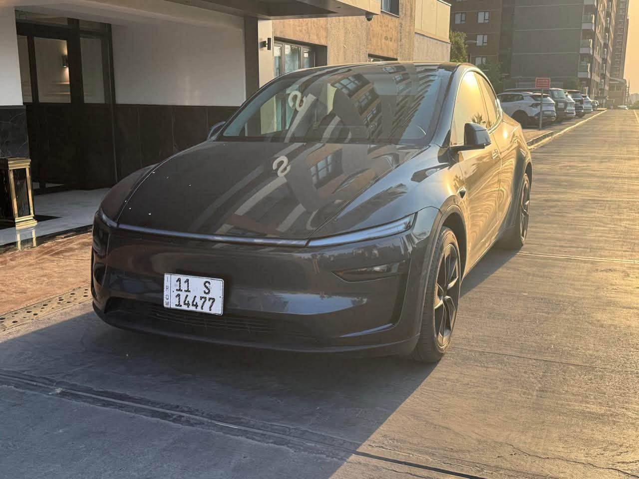 تسلا Y 2026 LONG RANGE Dual Motor
امريكيه ماشيه 14,000 ميل
بدون ايرباك حادث جداً بسييط 
صبغ فقط الجاملغ الايسر  
اون لاين السياره 
اناره داخليه 
شاشه خلفيه
كامله بدون اي نقص 
مع شاحن متنقل 16 اكبير 
35,500$
السعر 
***********
