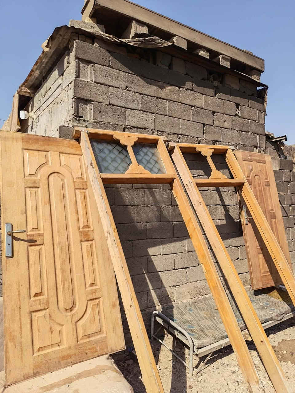 سلام عليكم بيبان خشب نضيفات *********** بغداد بسمايه فلكه مال سلمان
