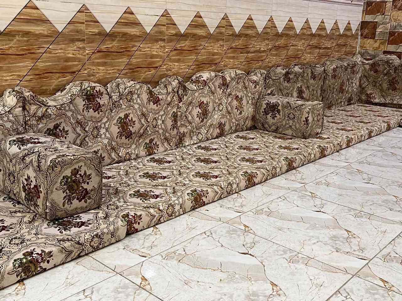 السلام عليكم
ديوان للبيع نضيف جدا 
مع تجوات كامل 
يكفي لمساحه 7 *4 متر
 السعر 450
مكاني بغداد
للتواصل ***********
