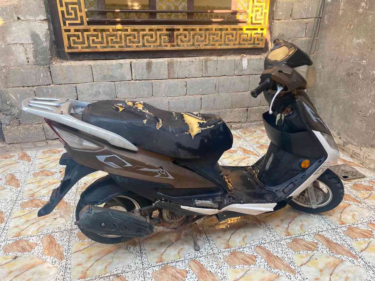 دراجه للبيع نوع سكنس صيني دراجه نضيفه ناعمه كلشي شغال بيه نقص بس راجز سلف فقط سعر ٢٥٠بيه مجال بسيط كلش عنوان بابل سنجار تواصل ***********
