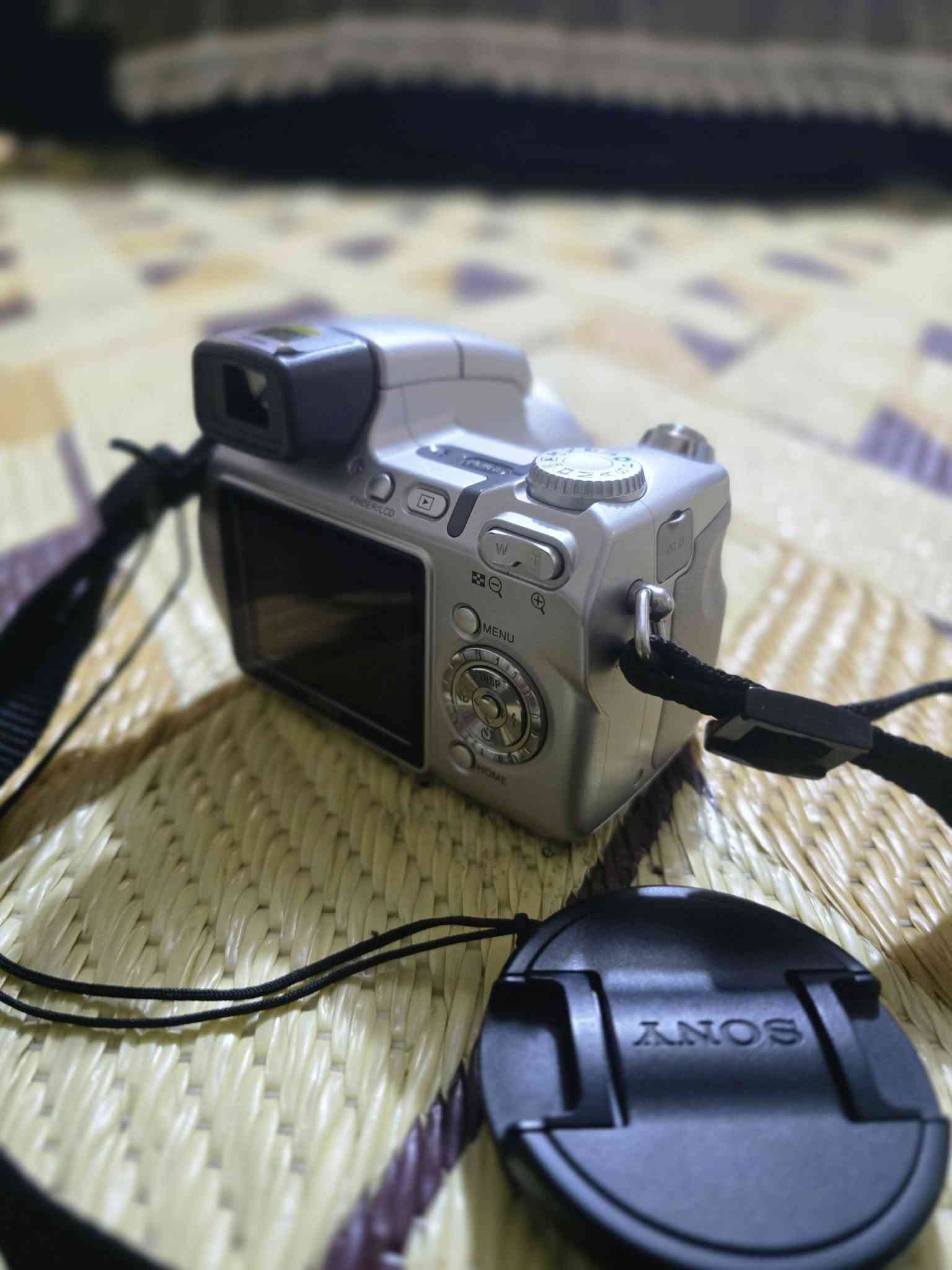 > كاميرا يابانية أصلية Sony DSC-H7 مع عدسة Carl Zeiss الألمانية المشهورة
>
> *المواصفات:*
> 🔹 الدقة: 8.1 ميغابكسل صور صافية
> 🔹 زوم بصري 15x + زوم ذكي 25x يقرب البعيد كلش
> 🔹 عدسة Carl Zeiss Vario-Tessar الأصلية
> 🔹 مانع اهتزاز Super SteadyShot
> 🔹 حساسية عالية ISO 3200 للتصوير الليلي
> 🔹 تصوير Full HD 1080 + خاصية كشف الوجوه
> 🔹 بطارية STAMINA تصور 300 صورة بالشحنة
>
> *الحالة والملحقات:*
> ✅ الكاميرا نظيفة وشغالة 100% بدون اي عطل
> ✅ الكرتونة الأصلية موجودة
> ✅ حقيبة جلد + ريمونت تحكم عن بعد الأصلي
> ✅ هود العدسة + غطا العدسة الأصلي
> ✅ الحزام الأصلي
>
> *مناسبة لـ:* التصوير العائلي، السفرات، الطلاب، والمبتدئين الي يريدون كاميرا احترافية بسعر مناسب.
>
> *المكان:* بغداد - 
> *التواصل:* على الخاص
> *السعر:* [ 170 الف وبي مجال]
الاستفسار   رقم الهاتف ***********

