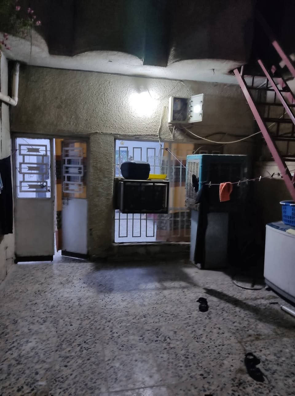 للبيع بيت 80متر رابع فرع عن كراج الاسدي فرع افران الصمد نفس فرع يطلعك على الشارع ***********
