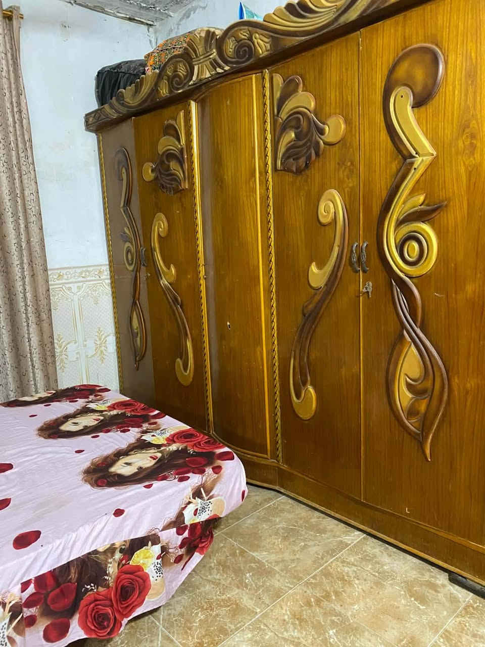 غرفه عراقيه سعر مناسب 
في كاطون الرحمه قرب جامع صهيب الرومي مجاور سمىً ماركت 
الاستفسار خاص او 
ع رقم واتس ***********
