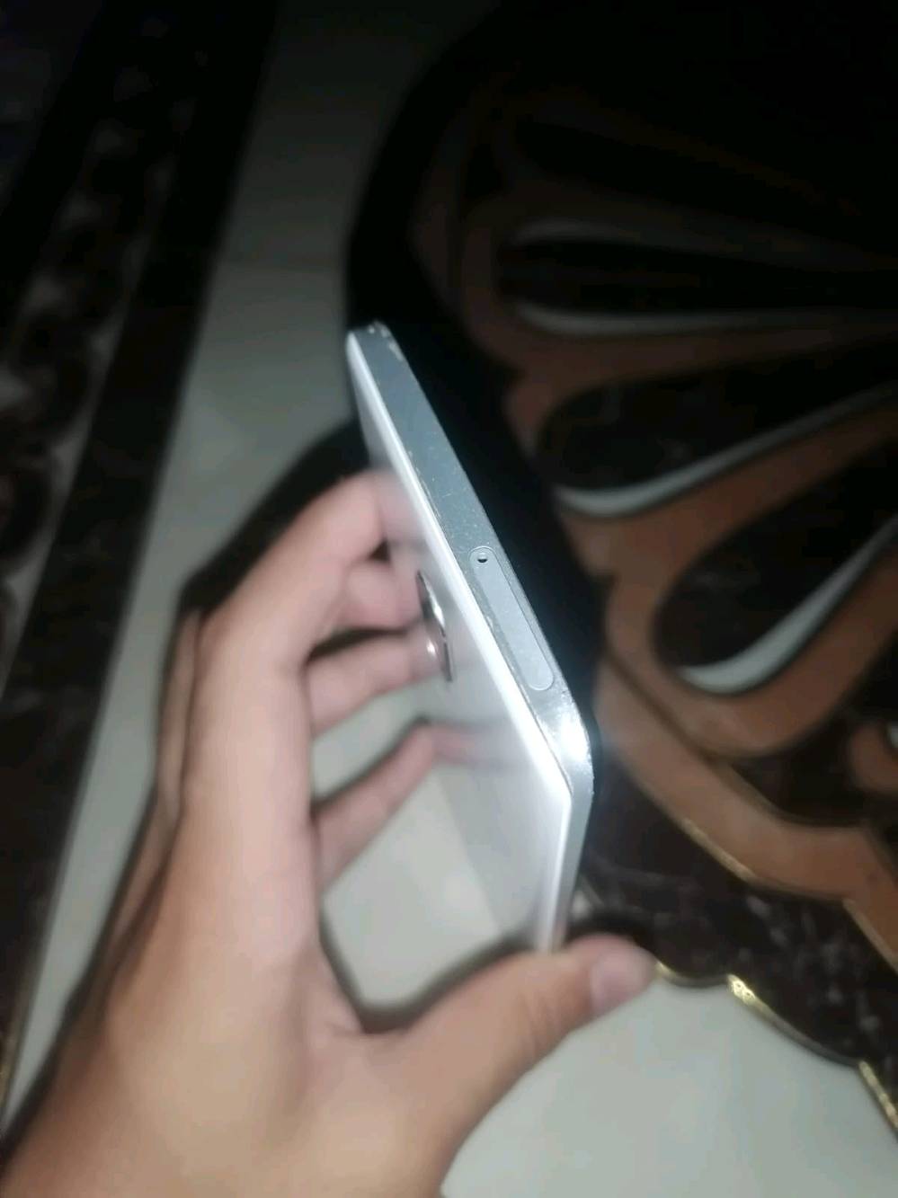هاتف شارب زيرو تو الياباني 
ملك السلاسه وا الالعاب ب270 الف فقط الجهاز مكفول من كلشي 
الشاشة: OLED بحجم 6.4 إنش، وبتردد خيالي 240Hz (سلسة جداً للجمينج).
المعالج: Snapdragon 855 (أداء قوي وسريع).
الذاكرة والرام: 256 جيجابايت ذاكرة / 8 جيجابايت رام.
الوزن: خفيف جداً (141 غرام فقط).
الكاميرا: خلفية مزدوجة 12.2 + 20 ميجابكسل / أمامية 8 ميجابكسل.
البطارية: 3130 مللي أمبير مع شحن سريع.
إضافات: بصمة بالشاشة، مقاوم للماء والغبار (IP68)، وسماعات ستيريو.