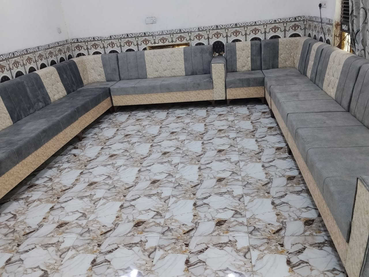 السلام عليكم ديوان عشرين مقعد جديد ما مستخدم يكفي استقبال ٦في 4 مداير مدايره وعندي خدمه توصيل بكروه السعر الديوان فقط.   650 الف العنوان بعقوبة صناعه الثالثه عل عثمانيه ***********
