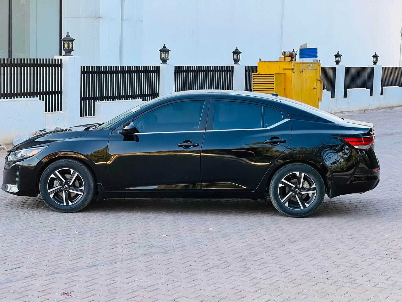 ﷽❤️🤲🏼

🚘NISSAN SENTRA SV 2025

•لون سيارة اسود🖤
صبغ شبرين بونيد اشويل تعديل
• محرك 2.0 لتر 4 سلندر
• قوة 149 حصان
• قير Xtronic CVT أوتوماتيك
• دفع أمامي FWD
• استهلاك اقتصادي يصل إلى 40 MPG على الطريق السريع
• جنوط ألمنيوم 16 إنش
• Intelligent Cruise Control
• Nissan Intelligent Key + تشغيل Push Button
• Nissan Safety Shield 360
•كشن+سكان هيتر👍
• نظام تحذير النقطة العمياء
• تحذير حركة المرور الخلفية👍
• فرملة طوارئ أوتوماتيكية مع كشف المشاة
• تحذير مغادرة المسار👍
•مكان سياره عقرة معرض گولان تجارة سيارات دبي
• High Beam Assist
• ABS + EBD + Brake Assist
• فرامل ديسك أمامية وخلفية👌
• كاميرا خلفية
• مقاعد قماشية Premium Cloth حسب التجهيز👍🏻
• شاشة ترفيه واتصال Bluetooth
• Apple CarPlay وAndroid Auto حسب التجهيز/الحزمة
• تحكم بالمناخ حسب التجهيز👍🏻
• سعة 5 ركاب
• سعة شنطة تقريباً 14.3 قدم³
•سعر128 مجال بصيط للطيبين☺️
⭐ SV تعتبر من أفضل الفئات من ناحية التجهيزات مقابل السعر، ومناسبة للاستخدام اليومي والاقتصاد بالوقود.

📞 للاستفسار عن السعر والتفاصيل، تواصل معنا.📲
*********** وات ساب على رقم
ملاحظة: بعض التجهيزات مثل الشاشة الأكبر، التشغيل عن بُعد، المقاعد المدفأة وغيرها تعتمد على الحزم الاختيارية والسوق الذي جاءت منه السيارة. اكر, نينوى
