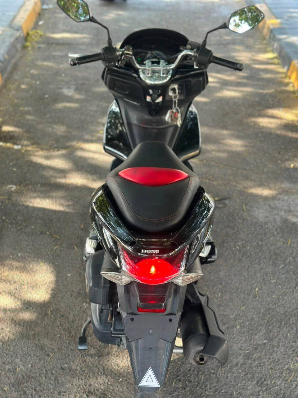 السلام عليكم دراجه pcx جيل الاول ياباني  مكينه 150  دراجه مكفوله كفاله عامه مال رمبه حساس ازدحام حساس ستان تتدفئة بل يدات لد أمام لد خلفي مكينه برغي ممفتوح بيه شلعه معدل فول مال جناي دراجه طتتعب تكول جديده على ايدي كتلوكات الرمبه بيه السعر مليونو350الف العنوان بغداد الكرخ الأتصال على الرقم *********** بغداد, العراق
