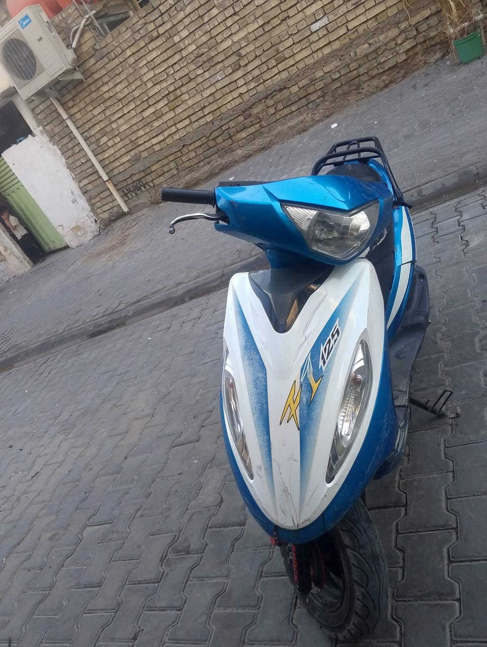 السلام عليكم 🌹 سعر 200
للبيع سيام كوري 
كهربائياتها كلها شغالة.
تنكر سلف بكل وقت.
كلها بلادية.
عداد السرعة شغال.
كيج البنزين شغال.
الدراجة بلاديه .
ملاحظة: بيها دخانه خفيفة، 
وأتوقع تحتاج تبديل لاستيك.
 المكان: بغداد – الحرية
📞 للتواصل: ***********
