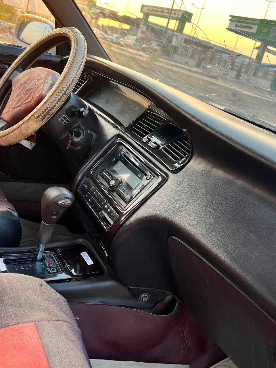بطه ١٩٩٤ سعره ٤١ سياره مرتبه وحلوه وكاعده تخم تاير نقص كمبريسر يعني بيه بس ما يشتغل  سياره بسمي رقم أنباري ***********
