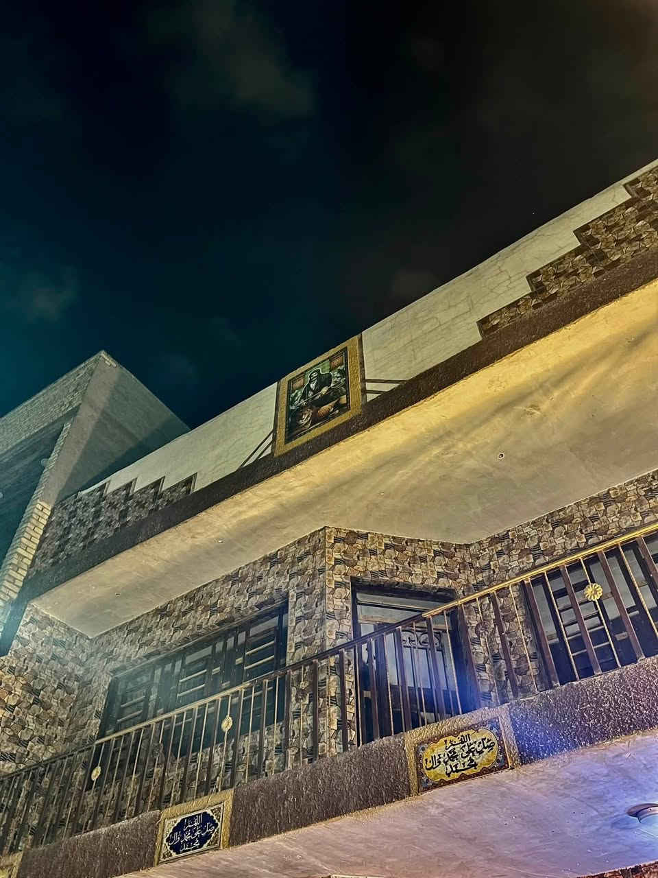 السلام عليكم بيت طابو المساحه 200 متر الواجهة 10 نزال 20 بيت بناء حديث نضيف جدا  طابقين الطابق الثاني جص وبيبان شبابيك نقصه كاشي وبورك  البيت يحتوي عل صالة كبيرة وغرفتين ومطبخ ومناور 2 وصحيات  وكذالك الطابق الثاني باسمنا البيت مكانه ابو دشير شارع الضغط قرب شارع 15 عارضينا ب250 مليون 
***********
