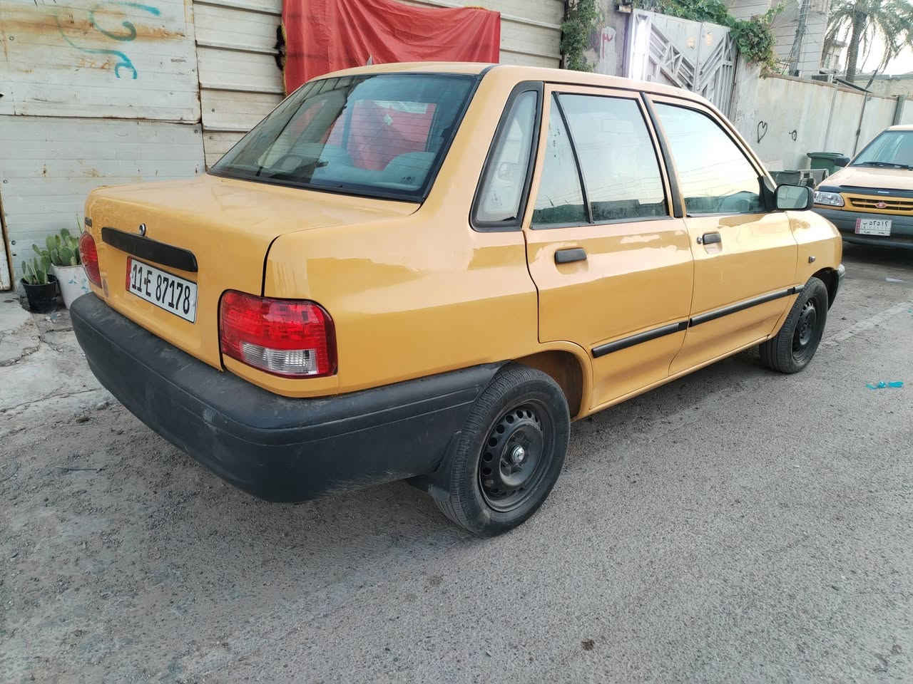 سايبه ٢٠١٢ محرك وكير وتبريد خير من الله السياره ابلاديه بدون تبديل ولا ظربه ولا صبغ فقط تصليح خياسات صدر جديد غرفتها بلاديه رقم انكليزي مصفره من كلشي تحويل ثاني يوم شواصي نظيفه السعر ٢٨ وبيها مجال مكان السياره الشعب حي اور وهاي كل التفاصيل وصور والفديو كدامك تعال وشوف ابعينك *********** سياره جاهزه وحلوه
