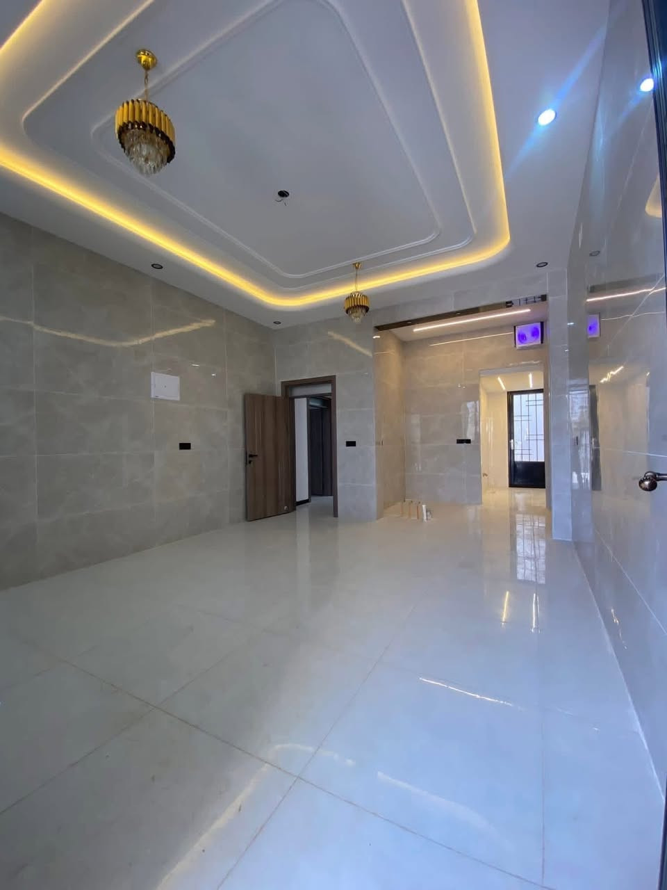 السلام عليكم السعر(245مليون فقط💰)دار للبيع🏠بمحافظه صلاح الدين تكريت الديوم بمركز المدينه📍
مساحته الكليه 300متر الوجه 10متر النزال 30متر☑️
موقعه جداً مميز على شارع 30م وعلى حديقه عامه🏕️
قريب جداً من محطه قطار تكريت صدته على كركوك📍
غرف نوم 5 واستقبال واسعه ومطبخ حار وبارد⛲️☑️
صالتين فوك وجوا بالأضافه كراج وحديقه🏕️ومناور✔️
مجموعه 3 صحيه الدار شغل جناي درجه أولى🏗️
الواجهيه حجر حلان السقف سحب مغربي بالكامل☑️
السطح شتايكر نظام غاز دفن وتأسيس كامرات✔️
طابو ملك صرف تحويل مباشر بأسم المشتري✍🏾
سعره مناسب بالنسبه لموقعه وبي مجال للشراي✍🏾
للأستفسار أكثر عن الدار مراسله الواتساب حصراً 📲
أو الأتصال مباشر وحياكم الله ***********📞
