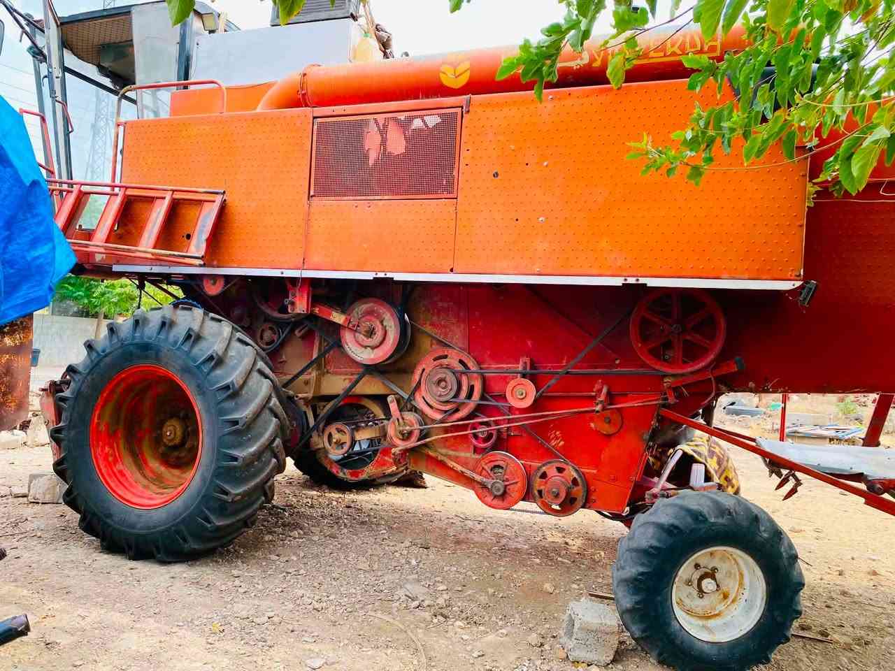 سەرەتا بەناوی خوای گەورە دەڕاسە لاڤێردە بۆ فرۆشت هەتا بڵێی ڕێكوو پێكوو جوانە تازە لەناو ئیش تەواو بوە گیانی هەموی تازە كراوەتەوە تەعمیرێكی باش كراوە تایەكانی تازەوو جوانە  بەشەرتی هەموو شتێك   ئەوەش ڕەقەمی خاوەنی ***********
***********
