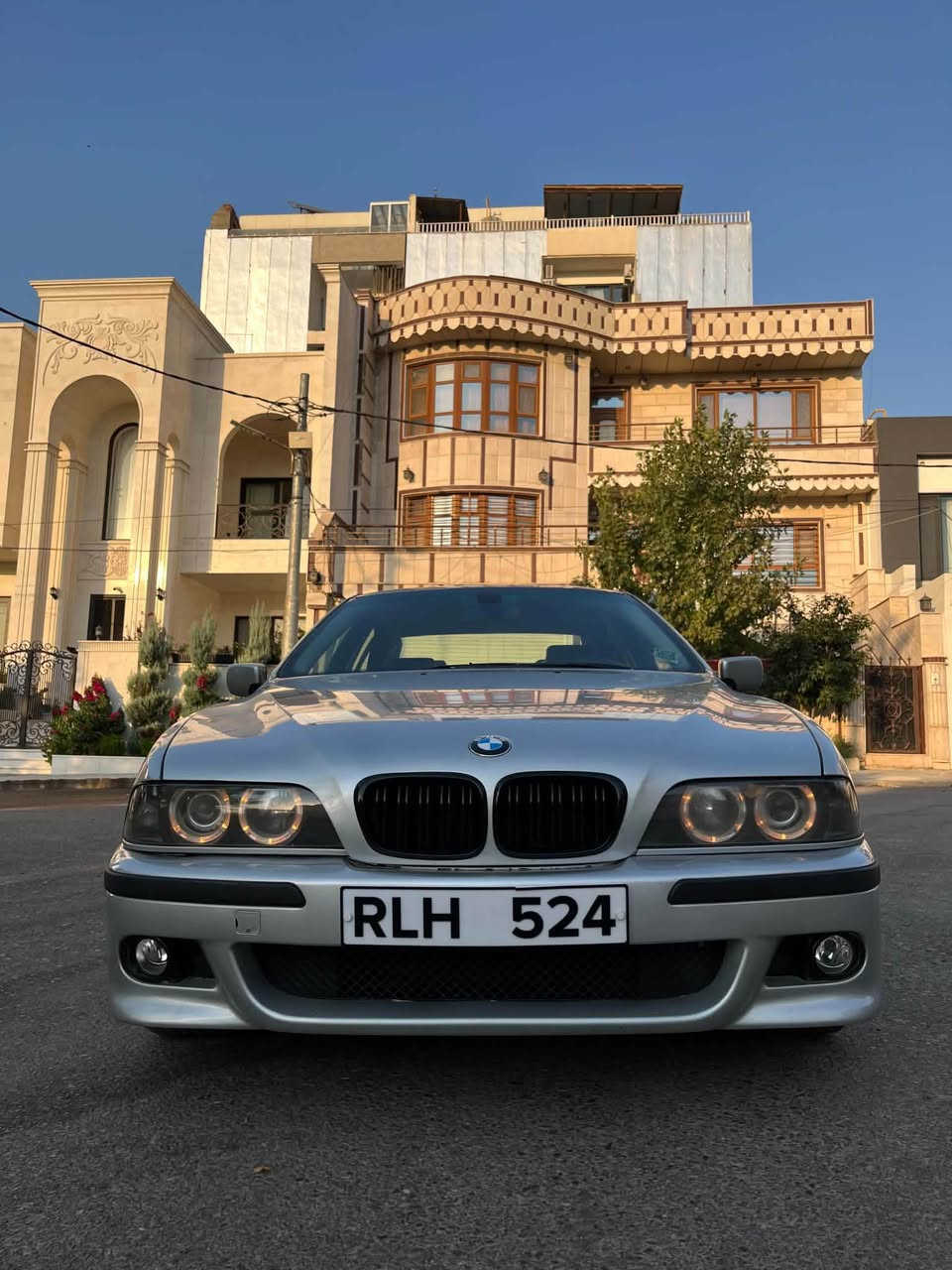 بیئێم سەقەر e39
مۆدێل ۲٠٠٠ 
مەکینەی ٥۲۸ ی دەبڵ دیجیتاڵ 
مواسەفاتی کوشن جڵد و سیاحی و هیتەر 
سوکان ئێم و ڤۆلیۆم و تەحدید سرعە
ناو فۆرمیکا
لایتی ئەڵقە و عەدەسە
تەبرید سارد و گەرمی لەسەر سویچ
بۆیخێ سەخف و حیزام بە شەرت
نرخی ٦٣ گەڵاو مەعامەلە
***********
واتسئەپی لەسەرە
شوێن پیرەمەگروون
*********** السليمانية, العراق
