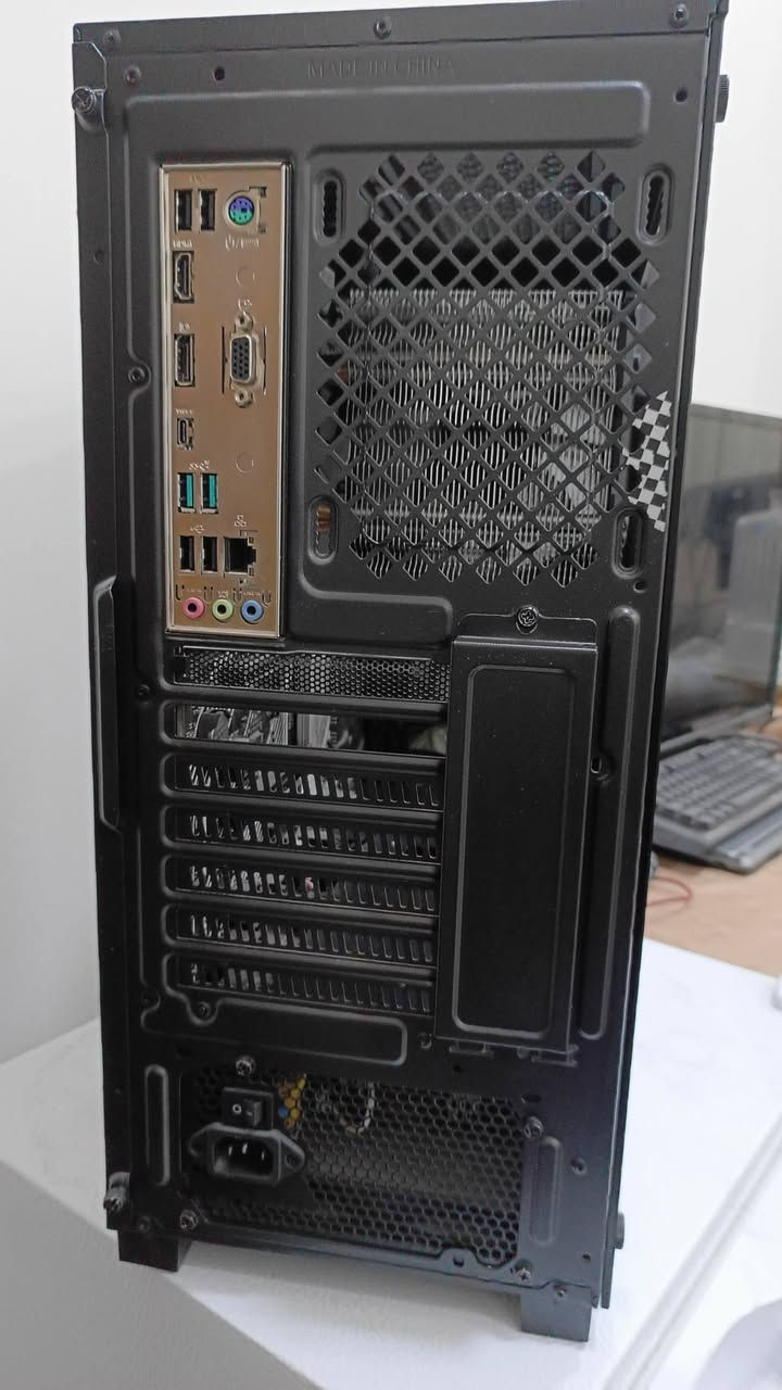 أخي الكريم 
المواصفات :
المعالج :      i5-11400
الكارت :       داخلي (( من المعالج)) 
المذربورد :        ASUS PRIME B560-PLUS
الذاكرة :     3200MHz.    16GB 
التخزين :      1T HHD 
                  128GB SSD.               
المبرد :    هوائي 
الكيس :    من ديب كول ((أسود )) 
الباور :       550W 
الجهاز نظيف جداً بس اكو مشكلة بل SSD في الالعاب هل هي تقنية ام تحل بل تحديثات لا أعلم 
السعر 400 الف 
للتواصل *********** واتساب

