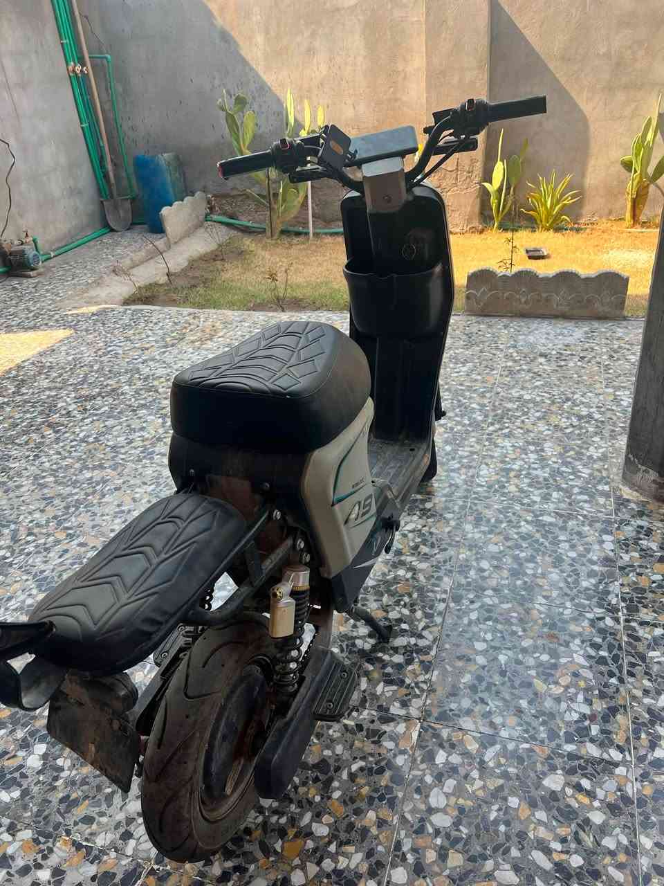 سلام عليكم
دراجه r9 
موديل ٢٥ 
ناقصها بطاريات بس
أبيعها على صكاطها 
كدامك بل صور 
السعر ٢٥٠ وبيها مجال 
والي حاب يتواصل 
يدلل ***********
