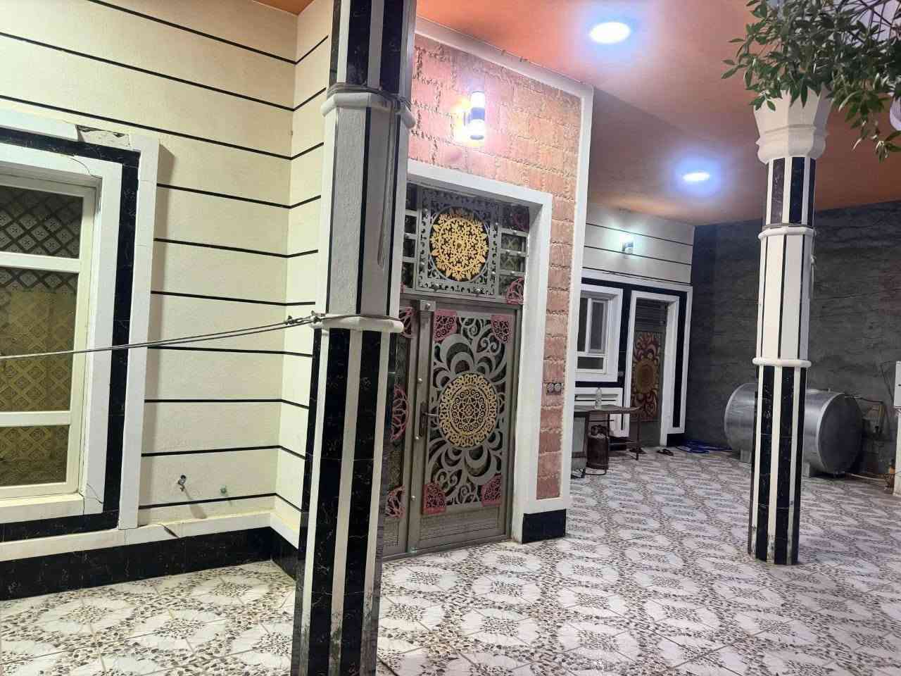 مساحه  ٣٠٠م غرفتين صاله مطبخ واستقبال وحمامات خارجيه بناء بلوك الخالديه  مكان حي الامين  نهايه شارع مستشفى قرب اسواق سيف العسافي
***********
