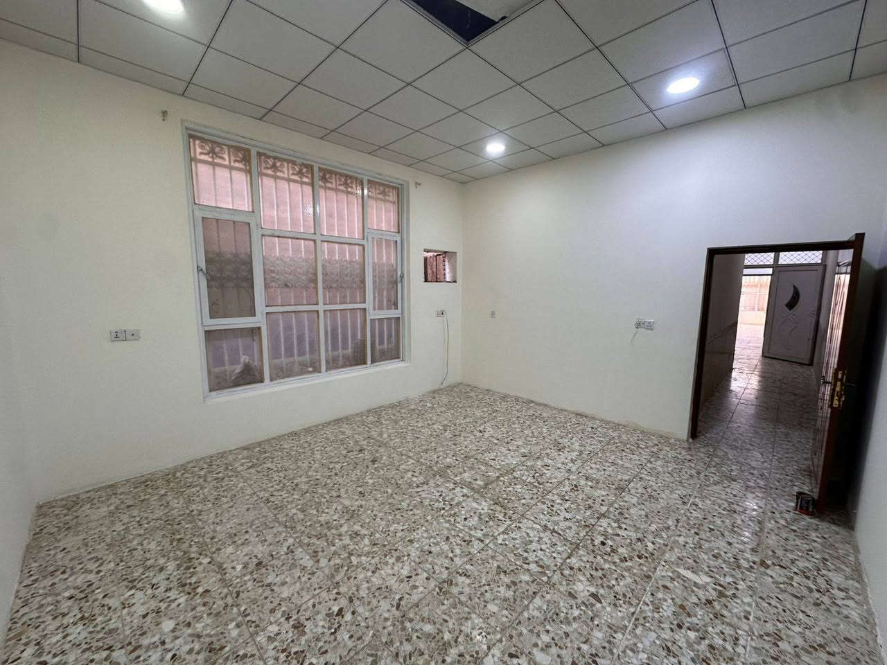 البيت للبيع حي الفرات مساحه ١٣٨ متر الواجه ٦ كونكريت يحتوي ٢ غرف وصاله وستقبال ومطبخ وصحيات ٢ الاستفسار ***********
