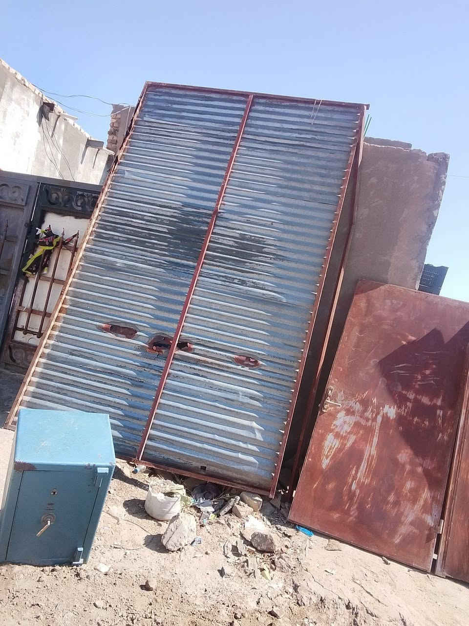 سلام عليكم كشك للبيع  مستعمل يتكون من اربع معه السقف  العنوان الحمزه الشرقي  الاتصال عله الرقم ***********
