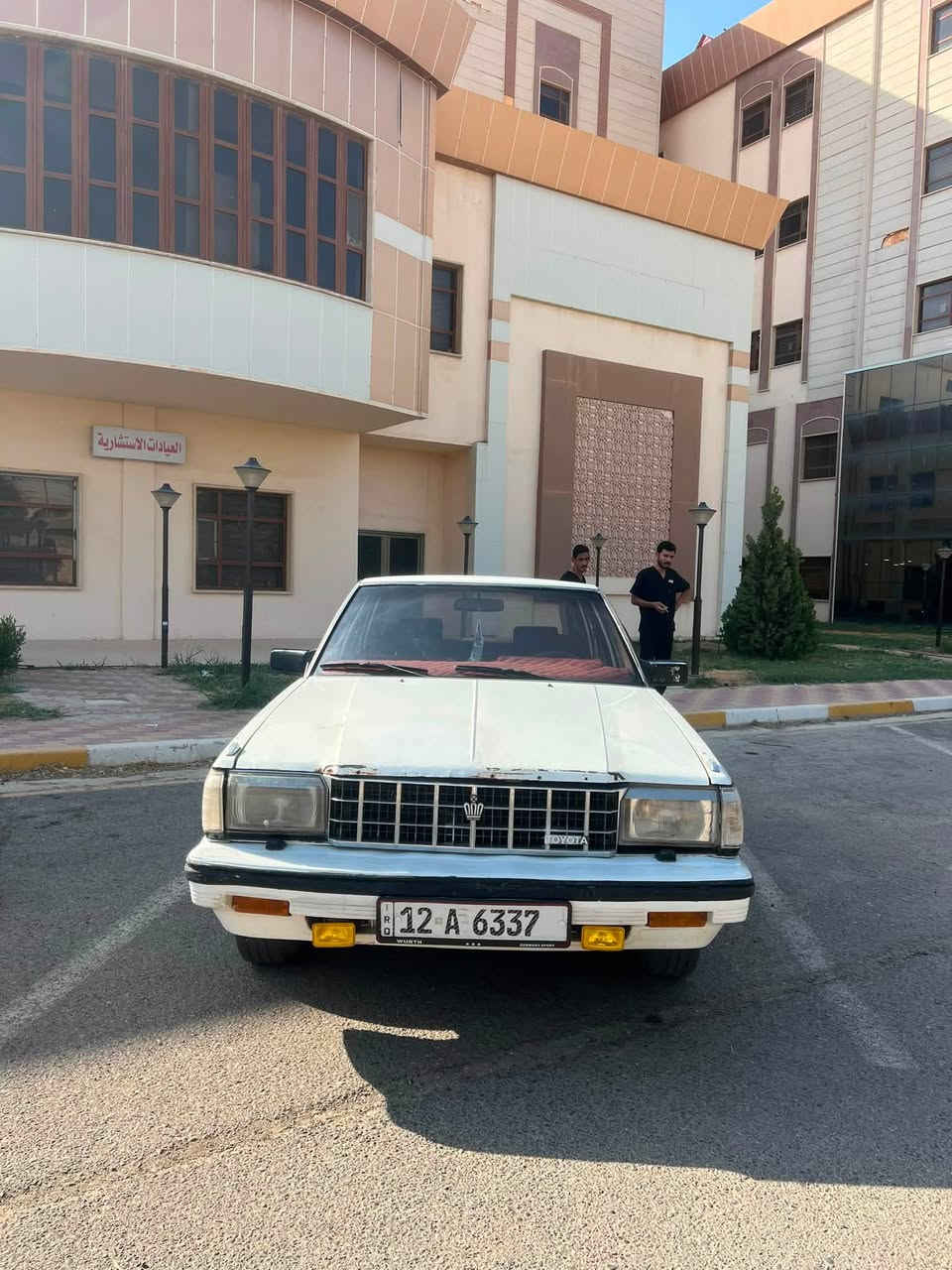 تويوتا سوبر سير (Super Saloon) مديل84 للبيع
سيارة جاهزة للمشتري وشرط من كلشي:
 المديل: 1984.
 الرقم: نينوى إنكليزي (السيارة باسمي وتحويل مباشر).
 الكير والمحرك: شرط مال شركه اصلي ، والكير عادي أصلي بلادي.
 الغماره : صبغ مكانات قليلة جداً، وباقي الغماره ونظافة السيارة مثل ما موضح بالصور.
 المكان: (نينوى / ربيعة / الموصل)

📞 رقم الهاتف ***********
***********
