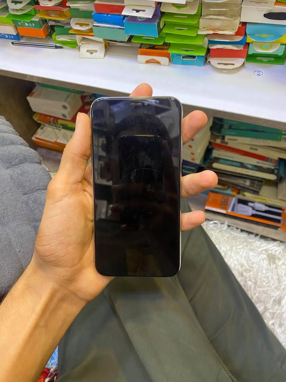 شباب موبايل للبيع ايفون جديد كل شيء ما بيه افحص وخذ بس بي شغله صغيره بي رمز وبيه الشاشه مال الكاميرا مكسوره ارحبي تواصل ويانا هذا الرقم واتساب  ***********
سعر 375
