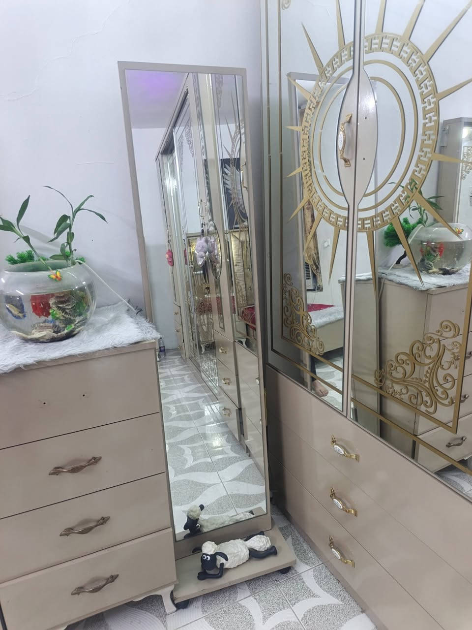 غرفه نوم نضيفه نضافته 80٪
مكاني الخطيب طابو 
سعر 800وبيه مجال 
***********
