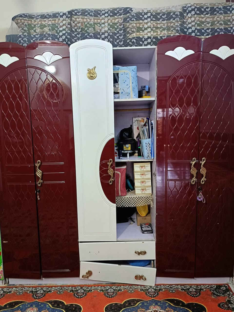 السلام عليكم كنتور باب جراره عوزه شد ميز مرايه وميز ثاني مال فراش مكان بغداد حي طارق سعر 125بيهن مجال ***********
