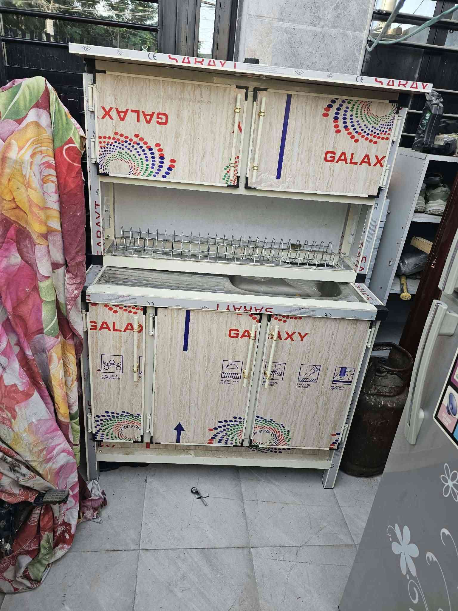 السلام عليكم غراض اخو جديد ممستخدم هواية الثلاجه الجبيرة ب 160 قفل 150 وزغيرة لحمرة 90قفل 80 وسخان جديد ممستعمل 50 كامل. ول كراسي عضم عاج ثنين 25 قفل و قفص 40 و كاونتر 150 جديد تزكام وطباخ تركي ربع عيون وفرن شغال نار تخبل 80 قفل 75 مكاني مشتل شارع مطبك. ***********
