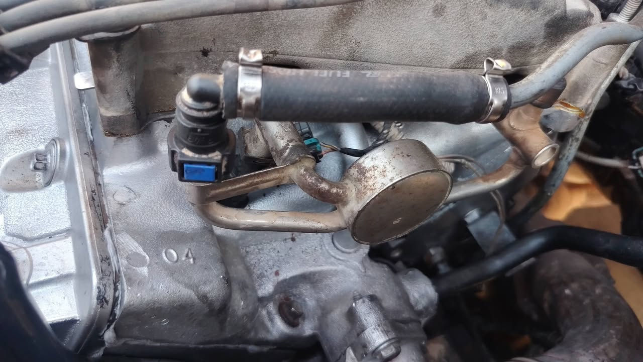 🔧🔥 تجفيت كامل لمحرك شفروليه إكونوكس 3400 GM 🔥🔧
موديلات 2007 – 2009

تم إنجاز تجفيت المحرك بالكامل داخل ورشة أنور سوزوكي وإكونوكس وعلى مراحل دقيقة:

🔹 تفكيك المحرك وفحص السلندر والكورات وعمود الكرنك.
🔹 غسل جميع أجزاء المحرك بالبخار المضغوط وإزالة الدهون والترسبات.
🔹 سنفرة وتنعيم وجه السلندر والتأكد من استقامته.
🔹 تجهيز الكورات: قص كرايم، تبديل البلاستك وتنظيف مجاري الزيت.
🔹 تبديل تخم رنكات STD وتخم بيرن بكن STD.
🔹 تبديل جبنة البكن ورأس عمود الكرنك.
🔹 تركيب تخم كازكيت أسبست سماكة 2 ملم.
🔹 تبديل واشرات الدكشن البارد والحار والهلالات الجانبية.
🔹 تبديل واشر التايمن كيس، كيس المحرك، قبق الولفات، كوع فلتر الدهن وبيت ولف الحماوة.
🔹 فحص وتنظيف منظومة التزييت والتبريد بالكامل.
🔹 صبغ السلندر والأنابيب الحديدية بصبغ حراري للحماية من الصدأ.
🔹 تجميع المحرك حسب القياسات والشدّات الصحيحة.
🔹 إضافة الدهن وسائل التبريد، ثم إجراء التشغيل الأول والفحص النهائي.

✅ تشغيل هادئ وصوت محرك صافي
✅ ضغط دهن وحرارة ضمن المستوى الطبيعي
✅ فحص التسريبات وقراءة بيانات المحرك بالجهاز
✅ شغل مرتب واهتمام بأدق التفاصيل

📍 ورشة أنور سوزوكي وإكونوكس
كربلاء – المنطقة الصناعية

🛠️ خبرة متخصصة بمحركات شفروليه إكونوكس 3400 ومحركات سوزوكي XL7 3600
