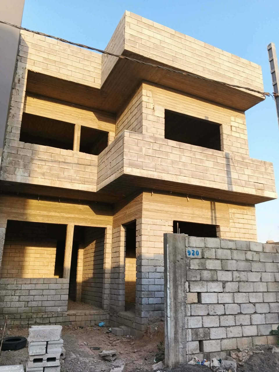 🚨 بيع مستعجل - بيت هيكل
📍 الموقع: منطقة زيونة - مقابل مديرية المرور على الجهة اليمنى (كامل الخدمات: تبليط، ماء، كهرباء). 📐 المساحة: 154 م² (الواجهة 8.5 م) | العائدية: وصل بلدية زراعي.

🏗️ مواصفات البناء:

بناء هندسي متين (حديد 16 ملم + نظام دكتات).

الطابق الأول: استقبال + هول + مطبخ كبير + غرفة نوم كبيرة + صحيات داخلية وخارجية معزولة + مكان غسالة.

الطابق الثاني: 3 غرف نوم + هول + صحيات + بيتونة كبيرة وستائر.

📞 للتواصل والاستفسار: [***********]
