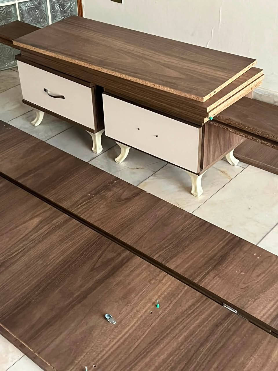 للبيع غرفه نوم ٥ قطعه العنوان الكراده ساحه الواثق ***********
