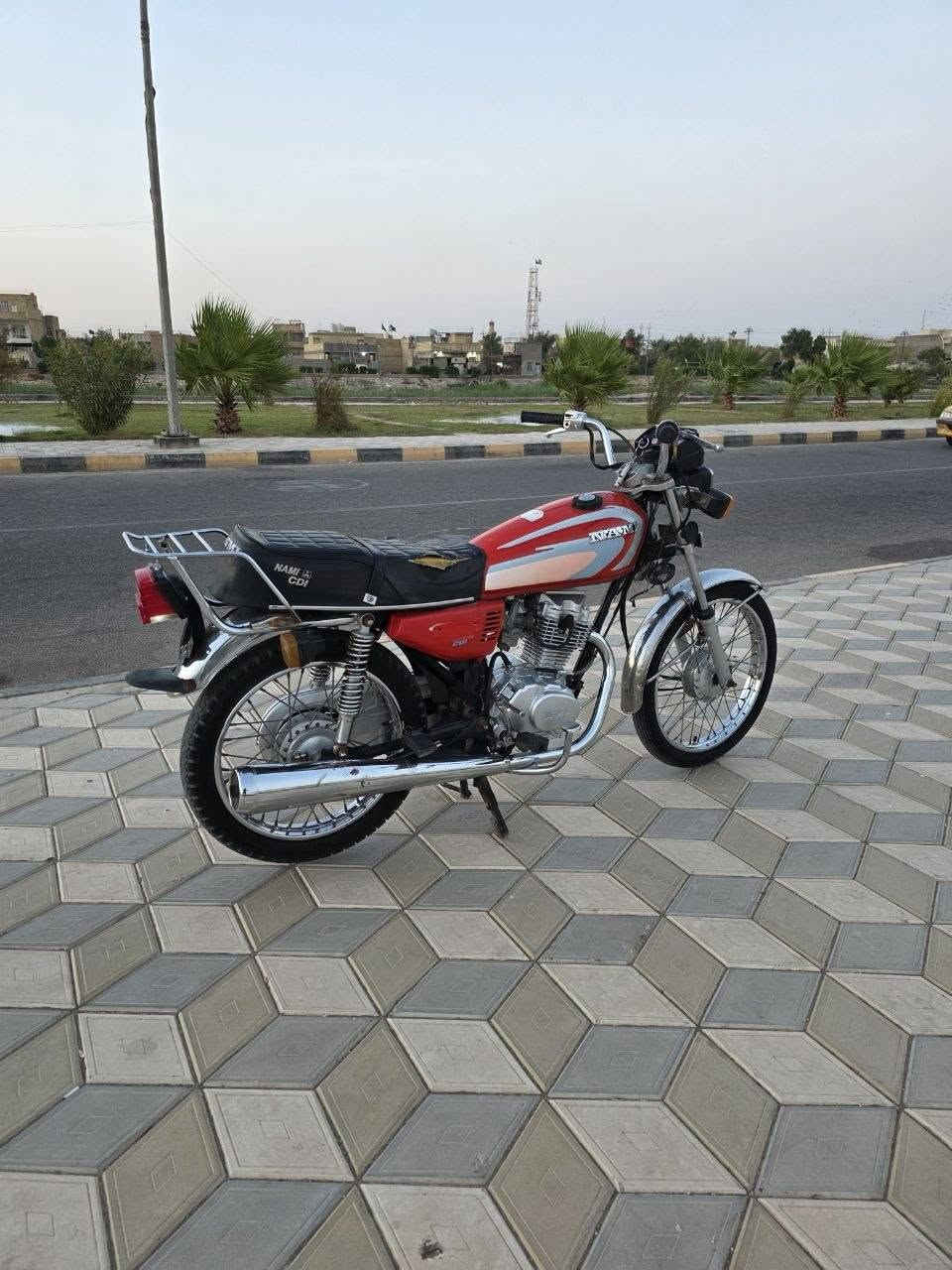 سلام عليكم شباب دراجه للبيع نامه اصلي سنويه موديل 2022 وكيله سيد خلدون سعر مليون وسبع 1700 متواجد بس ع رقم *********** بيه مكينه صارله شهرين من مشدوده من سيد خلدون
