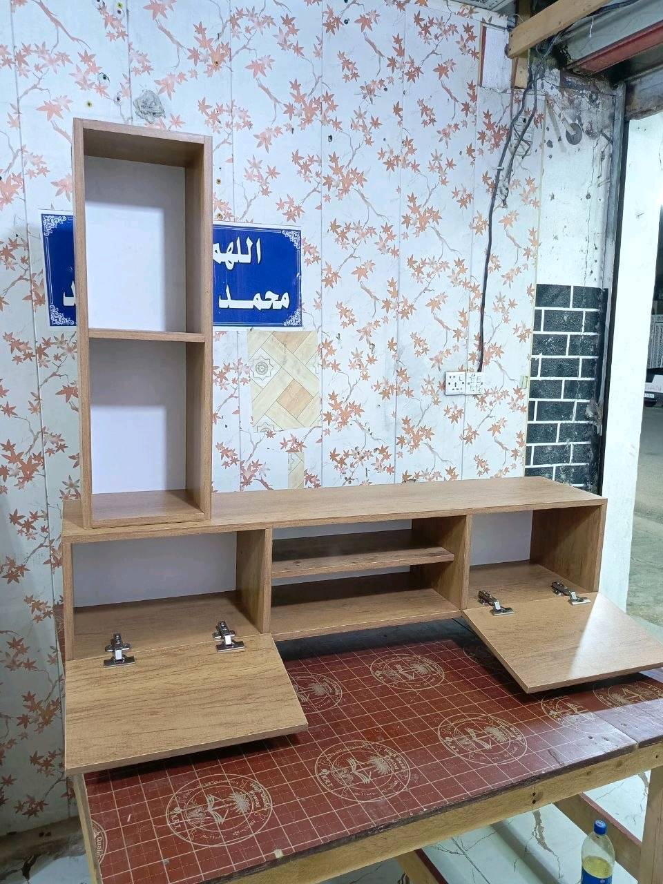 ميز تلفزيون  مع ملحق رفوف موديل تركي خشب متين 
القياسات 145cm العمق 30 الارتفاع عن الارض 45
بورشتنا ورشة M3 Decor 
✨ نشتغل حسب الطلب وننفذ أفكاركم على أرض الواقع (اثاث منزلي/ديكورات محلات تجارية)✨
موقعنا بغداد- البلديات- الضباط الثانية شارع الكاشي 
التواصل على الخاص او على رقم الواتساب 
 ***********
***********