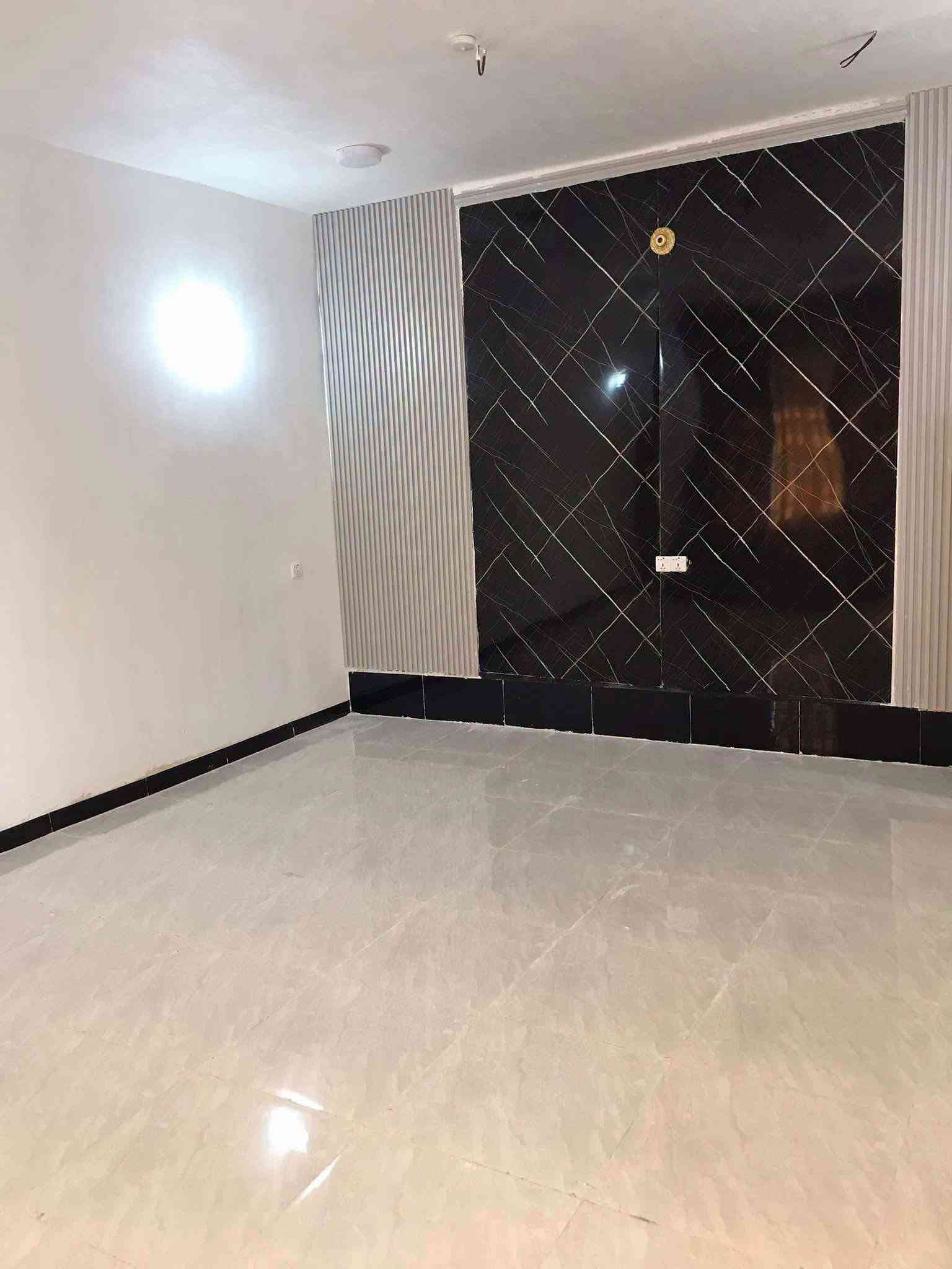 بيت طابو زراعي سند ٢٥ مساحتة ٣٢٠م خلف كوفي الزعيم يحتوي ع غرفتين نوم وصالة واستقبال ومطبخ وصحيات بناء طابوك وسكف صب واساس صب قرب البوابة 
للأستفسار ***********
*********** او مراجعة مكتب أمتار للعقار

