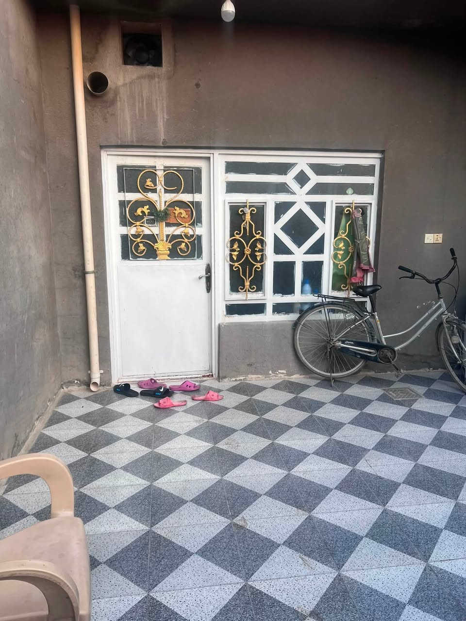 السلام عليكم 
يتوفر دار سكني زراعي سند 25 للبيع مساحته 150م يحتوي على غرفة نوم واحده وصاله واستقبال ومطبخ ومجموعة صحية داخلية وخارجية وطارمة ومنور حول الدار بناء درجه اولى 
بلوك وصب السقف   موقعة في المسيب /   شارع الإمام محمد الجواد داخل الفرع  السعر المطلوب للبيع. 57 مليون بي مجال بسيط  للاستفسار الاتصال بالرقم *********** او مراسلة الصفحة 
نواقص الدار / ارضية الدار عالصب 
السطح بحاجه إلى فرشي
