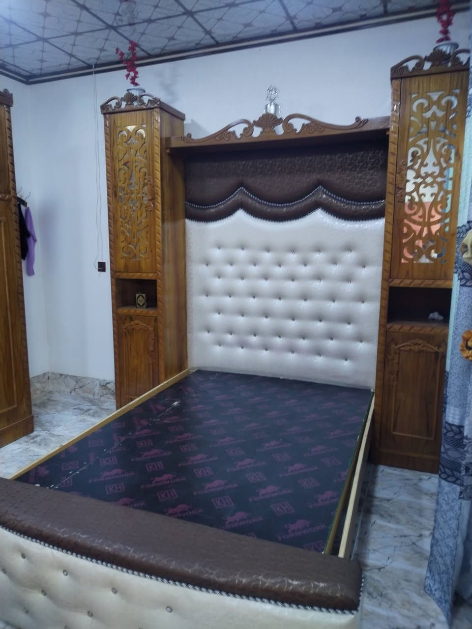 سلام وعليكم غرفه ملحق ابراج مستعمله شي قليل للبيع مكاني ايسر حي  السماح اخو الجديد حيل نظيفه 
***********
***********
