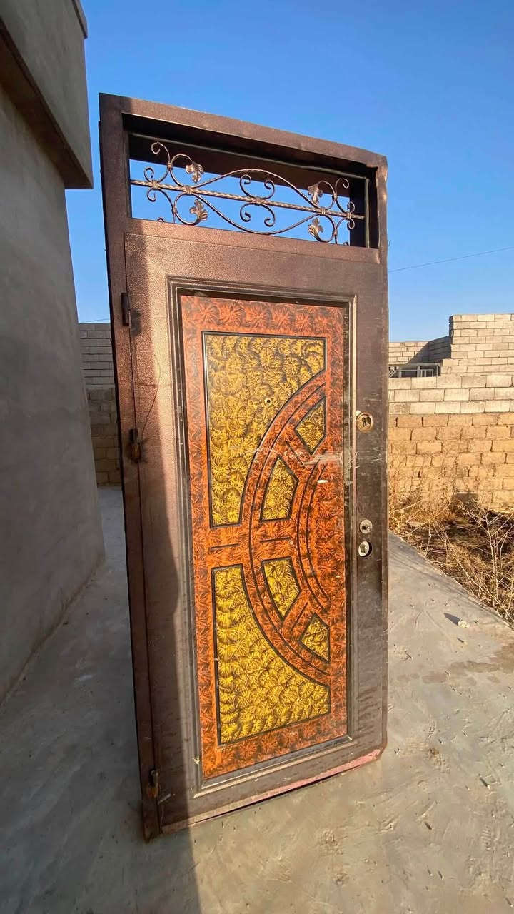 السلام عليكم مكلف بلنشر اخوان للبيع ابواب قاصه  معروف بلحديد كل باب بي 6 قفاله 3مفتاح و3مركزي  وعدسه وعازل صوت سعر الواحد 125 اليردهن يتصل ***********
