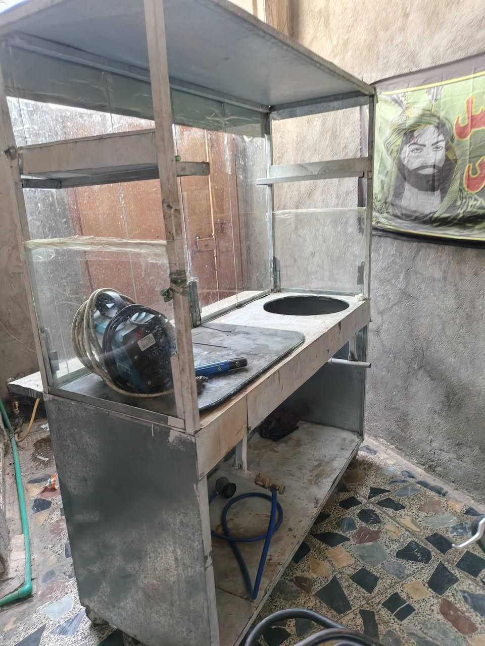 فاترينا للبيع تحتوي ع اثنين طباخات جاهزه
السعر 150 وبيه مجال 
الهاتف: ***********
