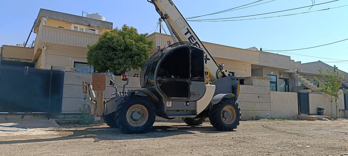 شۆفڵ ترێکس سڵاید 14 مەتر یەک لێڤەرە جەگ سەنتەرە سپلێتی لۆکی لەسەرە مۆدیل 2004 گێڕو مەکینەو هەمو گیانی بەشەرت لەسەردەقی شەریکە ماوەتەوە بۆیاخو تەقیوی نیە چوار تایەی تازەی لەژێرە تەنها 9000هەزار سەعات ئیشیکردوە نرخی سەیارەیەکی بڕاوەیە 125 گەڵا  ***********_***********
