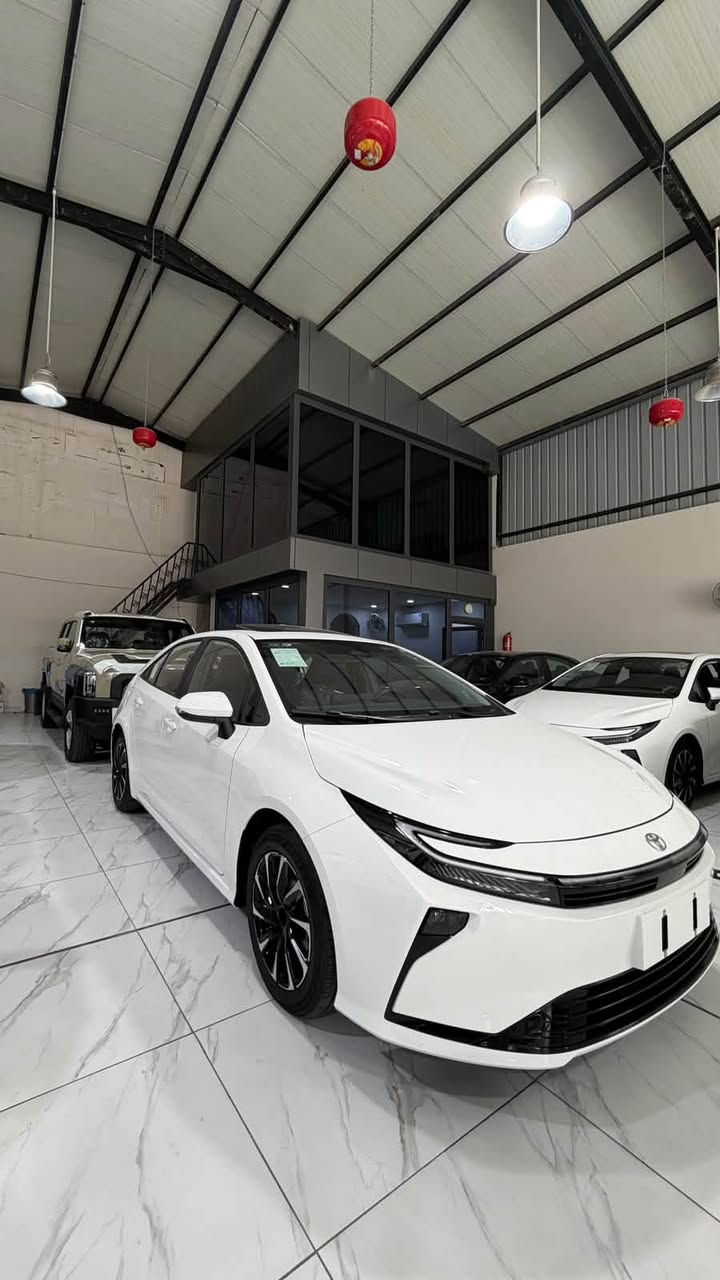 ✨ الشكل الجديد 2026 وصل! ✨ تويوتا كورولا هايبرد 🔥

🚗 سيارة تجمع بين الأناقة، التطور، والاقتصاد
بتصميم عصري جديد كلياً يخطف الأنظار من أول نظرة 😍

🔹 محرك هايبرد اقتصادي 1.8L
🔹 صرفية وقود ممتازة
🔹 شاشة حديثة + Apple CarPlay & Android Auto
🔹 أنظمة أمان متطورة لراحة بالك
🔹 تصميم أمامي وخلفي جديد بلمسة رياضية

💡 الشكل الجديد يتميز بـ:
✔ خطوط انسيابية عصرية
✔ إضاءة LED أمامية وخلفية مميزة
✔ واجهة هجومية أنيقة

📍 سيارة مثالية للاستخدام اليومي داخل المدينة والسفر
📍 تجمع بين الراحة، الاعتمادية، والتوفير

🔥 إذا تبحث عن سيارة عملية + شكل حديث… هذه خيارك المثالي!

💰 السعر29.250.000 د.ع [ لا يشمل اللوحات
📞 للاستفسار والتواصيل ،.***********
