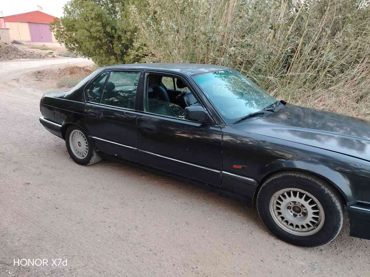 السلام عليكم 735 موديل 1993اصل دبل ايرباك دبل جكمجه مكينه كير مكفولات مكفوله من الظربه ولخياس تخم تاير جديد كهربائيات كلها شغاله وبلاديه صدر أمامي نص عمر وخلفي جديد مسجل شاشه داخلها جديد دعامياتها جدد حاويه السياره بلاديه وحلوه رقم بغداد السعر 28   رقم***********

