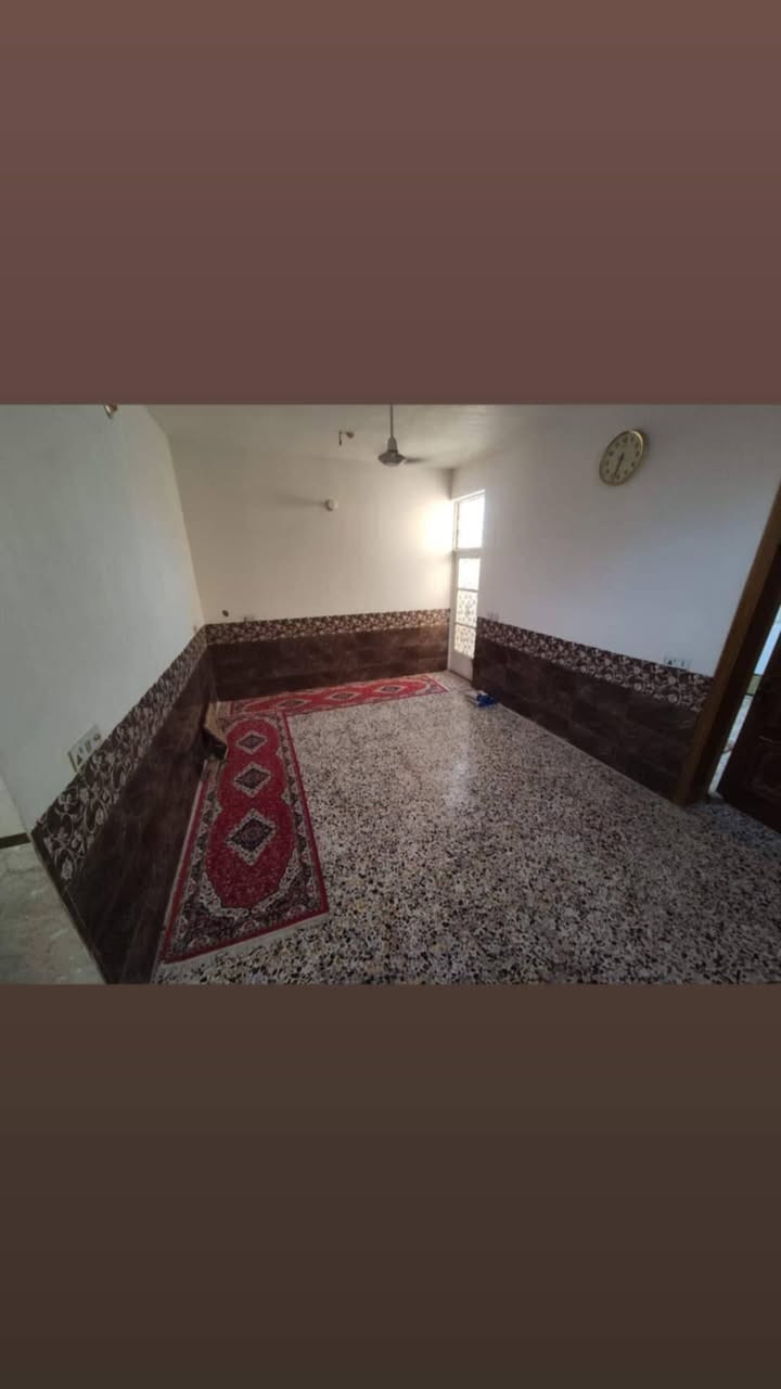 ت للبيع المساحة ٢٠٠ متر طابوا صرف
العنوان كربلاء الامن الداخلي مقابل مدرسة الندى قرب المركز الصحي 
أستقبال ٦×٤ 
غرفتين ٤×٤
صالة ١٠×٤ 
كراج ٦×٤ 
مطبخ ٥×٤ 
منور ٢ 
البناء حديث طابوق جمهوري  
صحيات داخلية وخارجية 
البناء بالقاط الاول غرفة ٥×٤ 
صاله ٨×٤ 
صحيات 
وسطح 
موقع البيت جيد جداً على ساحة وقربه عدد من المدارسة 
مجاري واصلة للبيت 
سعر لبيت ١٦٠ وبيه مجال 
للستفسار ***********
