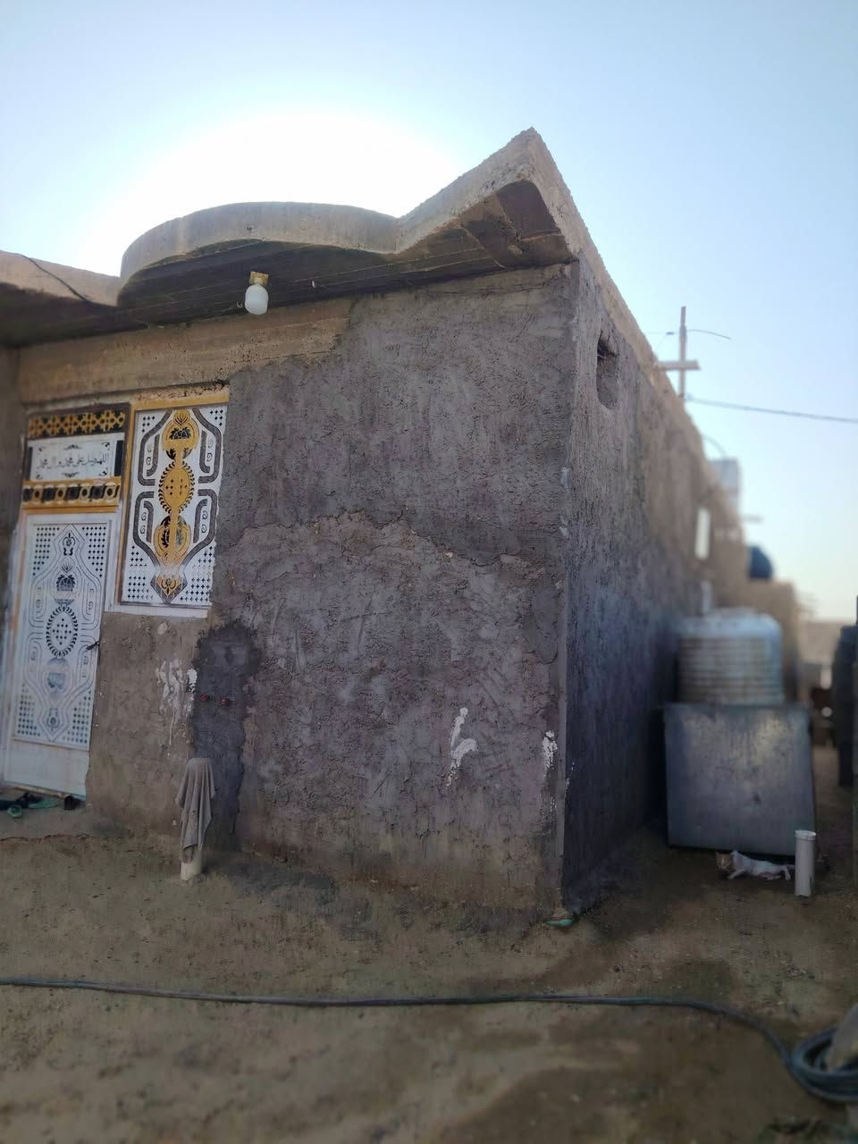 السلام عليكم
بيت للبيع ركن بروانه حي الشرطه قرب جامع الحاج عايد 
البيت مكون من غرفتين 
وهول
مطبخ
ومجمع صحيات داخلي  وصحيات خارجيه
والديوان مبني على الصب  

التواصل الإتصال على الرقم ***********
