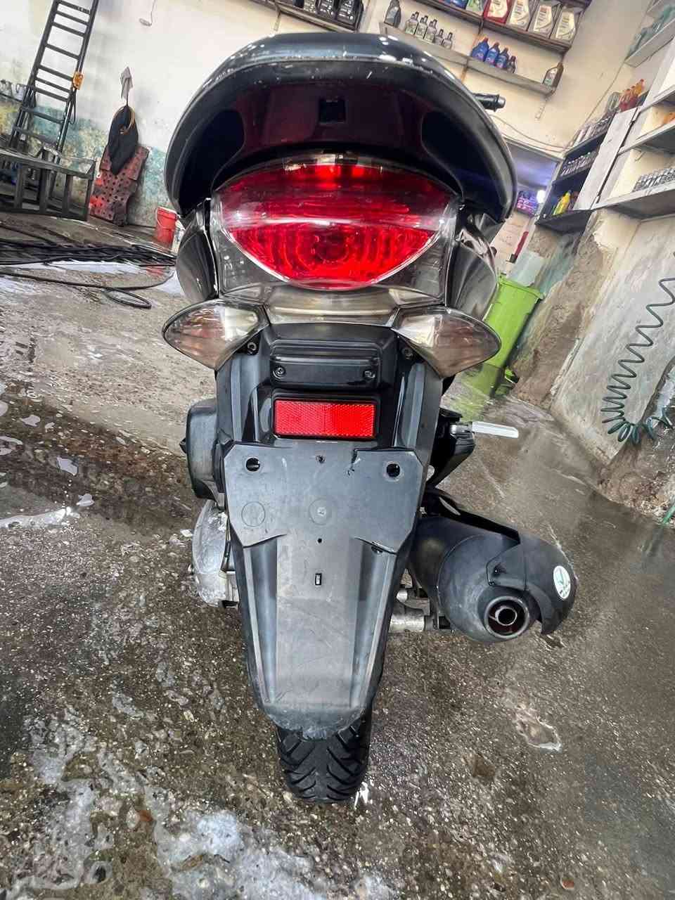 السلام عليكم بي سي اكس PCX ياباني محرك مكفول 125المرغوب شلعة ومعدل نكرة بكل وقت لاصوت لاتبخير خرسة كهربائيات كله شغالة دشبول شغال لونه مميز نفطي سعره مناسب 850مكاني بغداد حي اور او مدينة ***********رقمي
