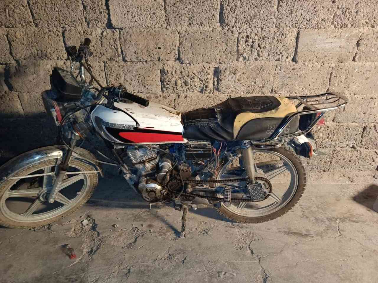 ايراني مديل 19 شغال بس النمرة الثالثة مسحوكة .. السعر 200 وبي مجال حك الجية شراي اتصل ***********
