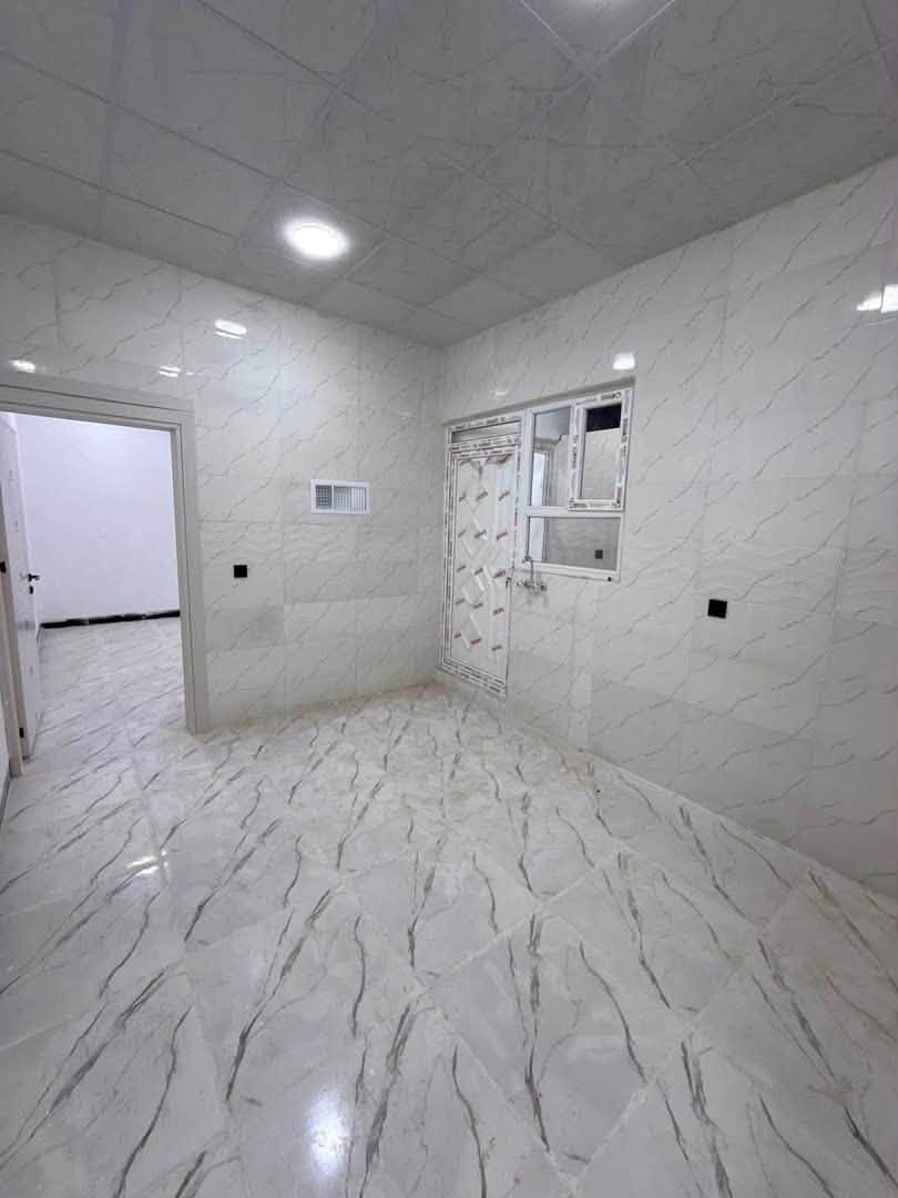 🔥الـــدار للبيع - بناء حديث صفر🔥
الموقع📍حي بدر - فرع خدمات ابو كرار مجاور مدرسة علي شاهين ماء 24 ساعة كهرباء مولد أنترنيت موقع مميز جداً
⛔️المساحة: 100 متر⛔️

مواصفات الدار •💥 غرفتين نوم💥
• 💥 أستقبــــال 
• 💥مطبخ
• 💥حمامات داخلية +خارجية
• 💥تبريد مركزي
• 💥سقف ثانوي
•💥 واجهة فلين تركي
•💥إنارة مخفية
  💥للاستفسار والاتصال:💥
السعر / 39 وبي مجال
***********
