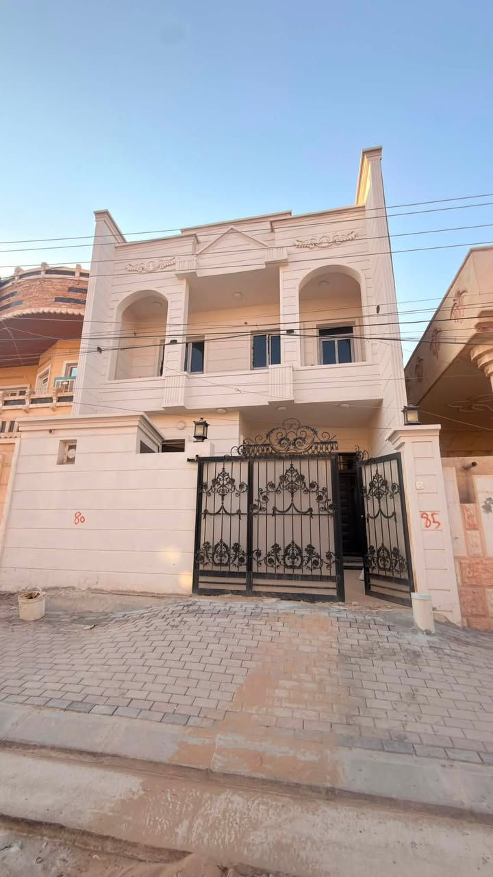 السلام عليكم
دار للبيع زيرو في القادسية حي الشهداء 
مساحة الدار 
140/7*20
مكوون. الدار من 
4 غرف نوم 
استقبال + صالة 
مطبخ + مناور 
كراج + مجموعه صحية 3
نظام دكتات 
شارع15 متر 
للاستفسار اكثر مراجعة مكتب عقارات و مقاولات السردام اوالاتصال 
***********
