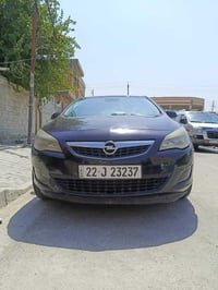 مكانها بغداد عنده اوبل استرا موديل 2011  لبيع جديده بمعني الكلمه محرك ...